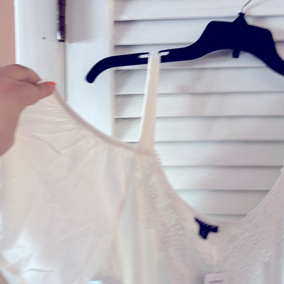 NWT- Extremely Cute Torrid White Crinkle Gauze Cold-shoulder Top - Picture 3 of 5